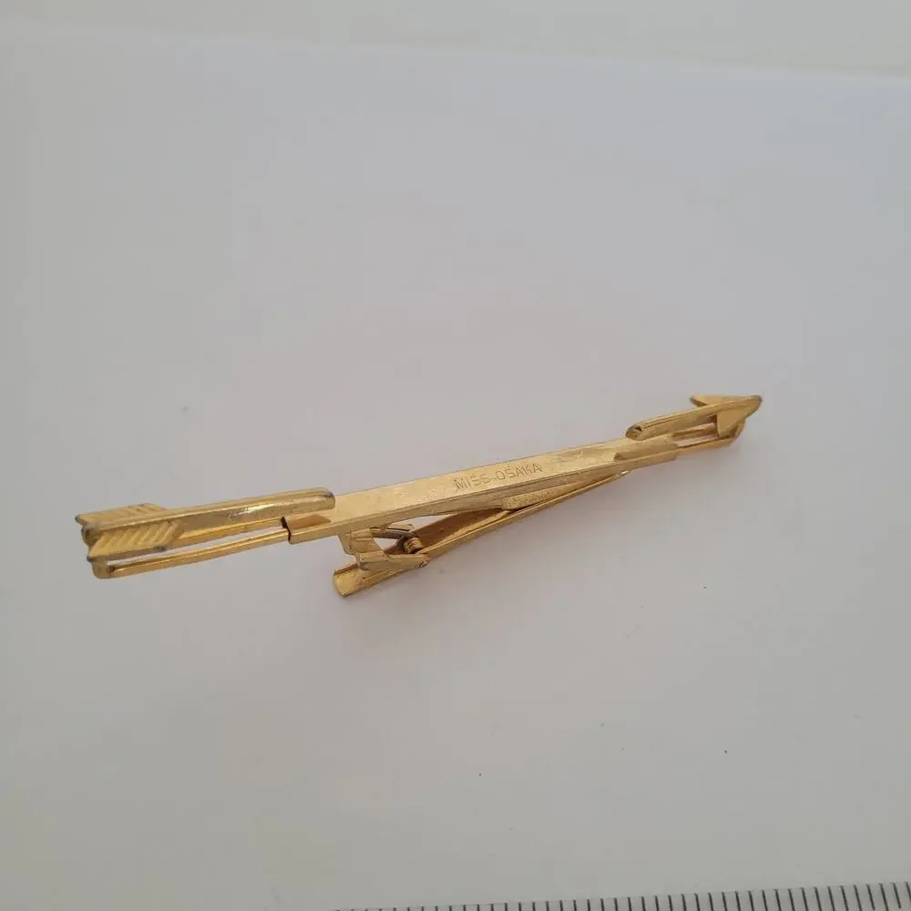 Miss Osaka Gold Plated Tone Tie Bar Expendable‎ Clip Vintage Arrow 70s Retro